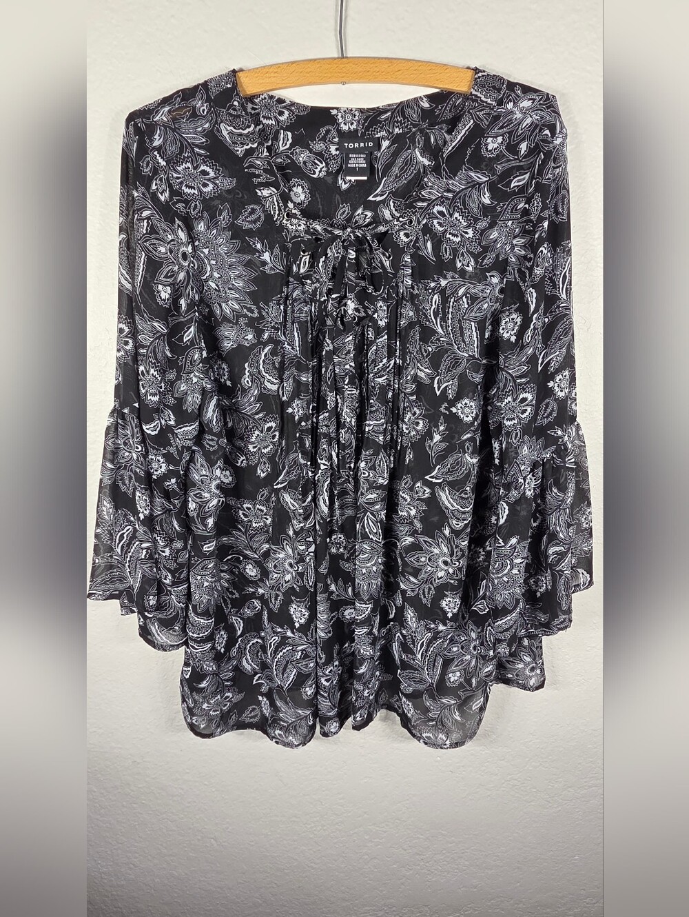 Torrid Top Blouse Sheer Black White Bell Sleeves Flowy Size 1 Tie Neck Pasley